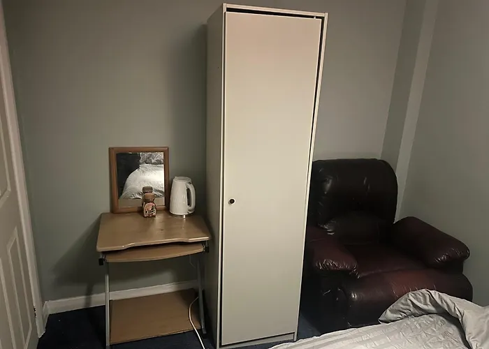 1 Bedroom In 3bed House