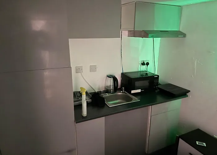 1 Bedroom In 3bed House *