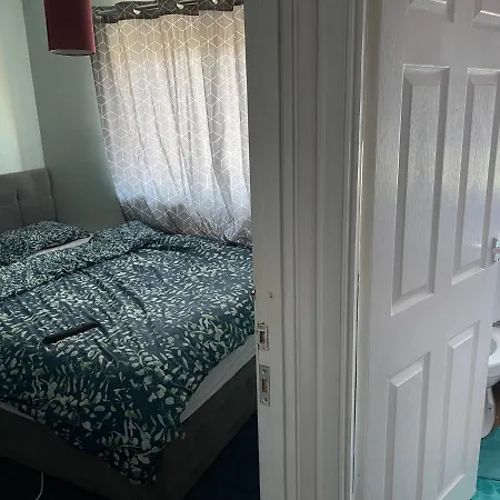 1 Bedroom In 3bed House *