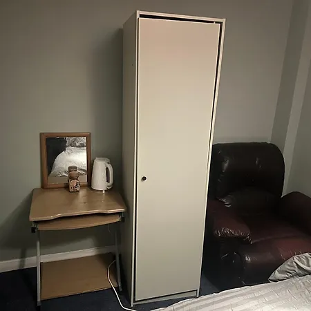 1 Bedroom In 3bed House