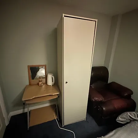 1 Bedroom In 3bed House * Bristol