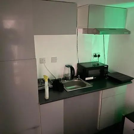 1 Bedroom In 3bed House *